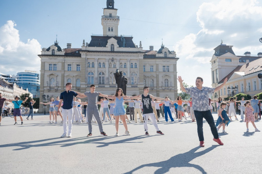 Novosađani zaplesali sirtaki na Trgu slobode: Tradicionalni ples i grčka muzika oduševili prolaznike