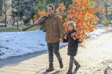 Tradicija se uči od malih nogu: Princ Filip sa sinom Stefanom nosi badnjak